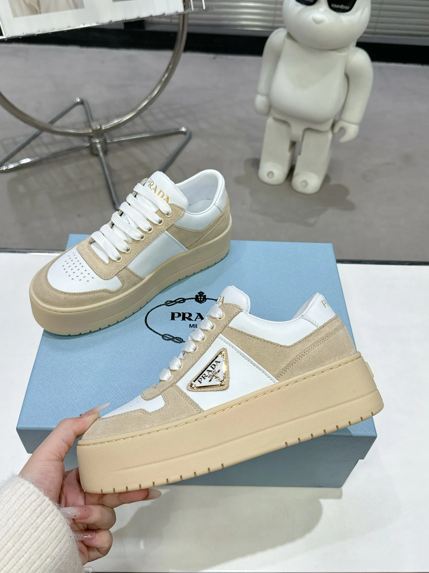 👟👟Ex-factory price 600👟👟 Prada Latest Downtown Bold series Thick-soled Platform Shoes Triangle Logo Casual Sports Shoes White Shoes Original purchase, development and production Downtown Bold sneakers are inspired by the basketball shoes of the 1980s, with sporty design and exquisite details. Crafted from perforated leather, the statement platform sole provides a unique, modern style. The Prada logo is interpreted from different angles, decorated with the iconic enameled triangular metal logo, highlighting the unique classic style. Exquisite packaging at the delivery counter🛍📦 ▪️Fabric: Original custom imported first-layer cowhide ▪️Inner lining: Original imported sheepskin ▪️Outsole: Original open-molded ultra-light foam material ▪️Sole thickness: 4.5CM ▪️Size: Women's 35-40